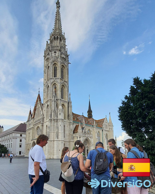 El guía de DiversiGO está comentando a nuestro grupo de turistas los detalles clave que se pueden observar en la maqueta táctil de la Plaza de la Santísima Trinidad con la Iglesia de Matías.