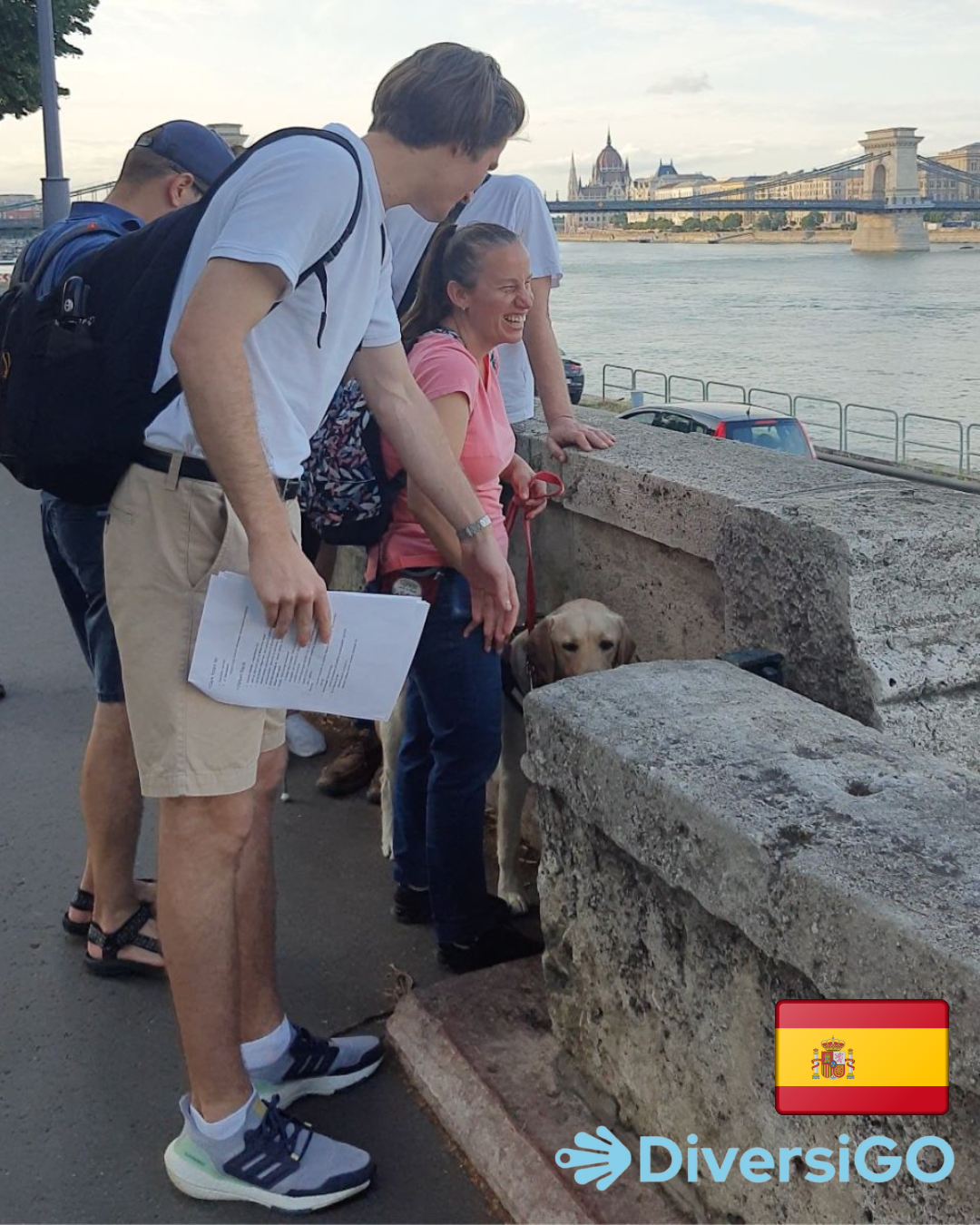 El guía de DiversiGO muestra una miniescultura táctil de una película clásica húngara a un turista a orillas del Danubio.