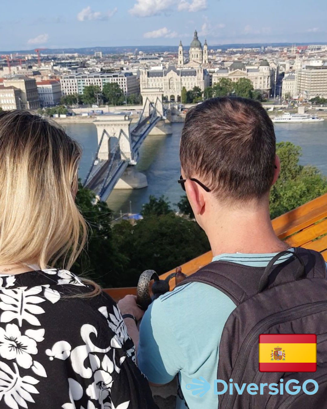 El guía de DiversiGO muestra a un turista la miniescultura táctil de un famoso personaje de dibujos animados húngaro, "El conejo con orejas a cuadros", en un punto desde el que se divisa una vista panorámica de Budapest con el Danubio.