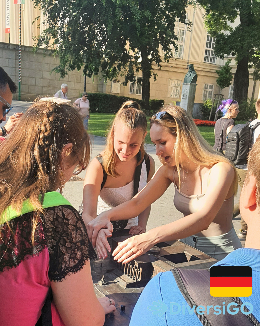 Der Reiseleiter von DiversiGO zeigt einem unserer Touristen die Besonderheiten des Ungarischen Nationalmuseums anhand eines taktilen Modells.