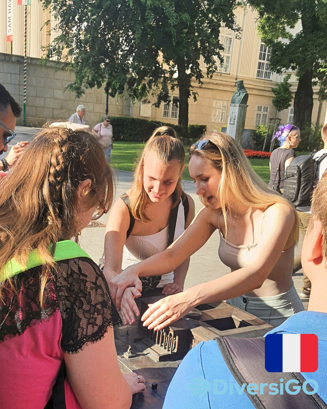 Le guide touristique de DiversiGO montre les caractéristiques du Musée national hongrois sur le modèle tactile de celui-ci à l'un de nos touristes.