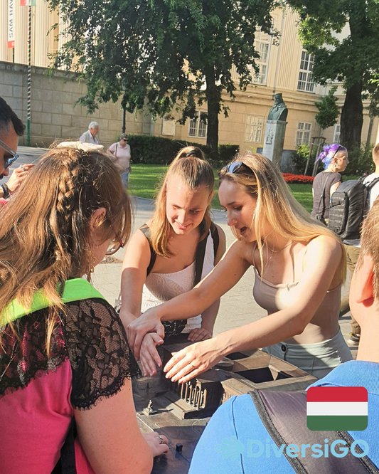 A DiversiGO sétavezetője a Magyar Nemzeti Múzeum jellemzőit mutatja be az egyik turistánknak a Magyar Nemzeti Múzeum tapintható makettjén.