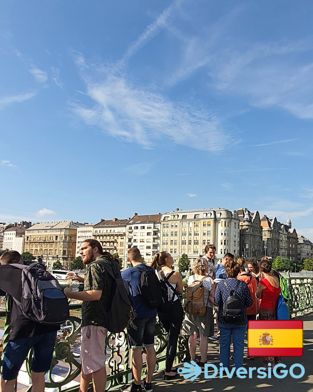 El guía de DiversiGO muestra el panorama a orillas del Danubio, en el Puente de la Libertad, frente a una ingeniosa y divertida miniescultura táctil del antiguo emperador Francisco José.