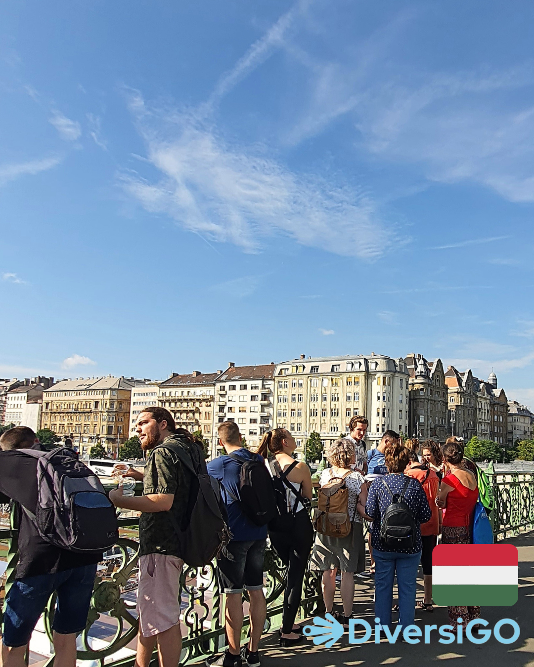 A DiversiGO sétavezetője a Duna-parti panorámát mutatja be a Szabadság hídon, az egykori császár, Ferenc József egy ötletes és vicces, tapintható miniszobra előtt.