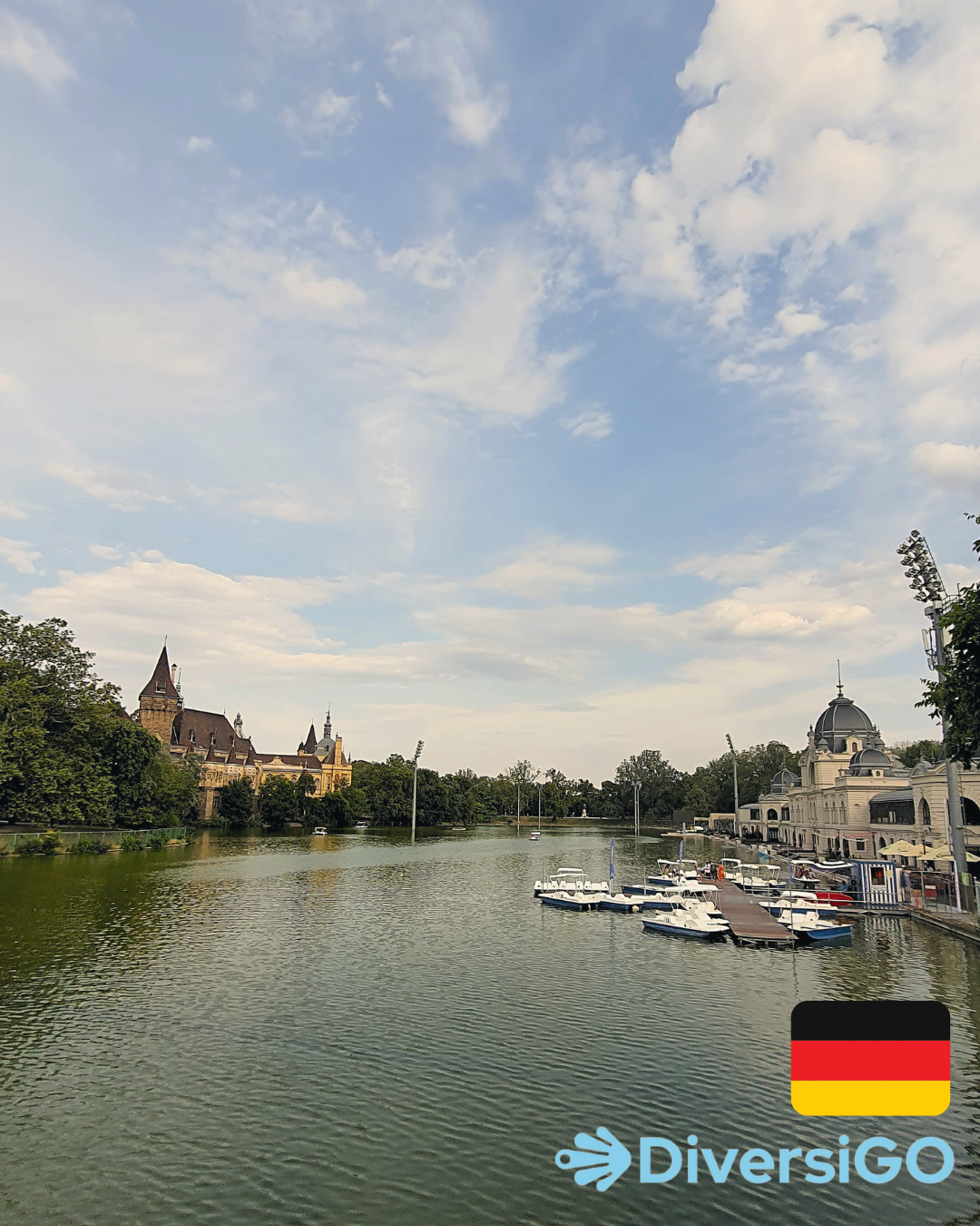 Der Blick auf den Stadtparksee mit den Paddelbooten darauf, im Hintergrund ist die Burg Vajdahunyad zu sehen.