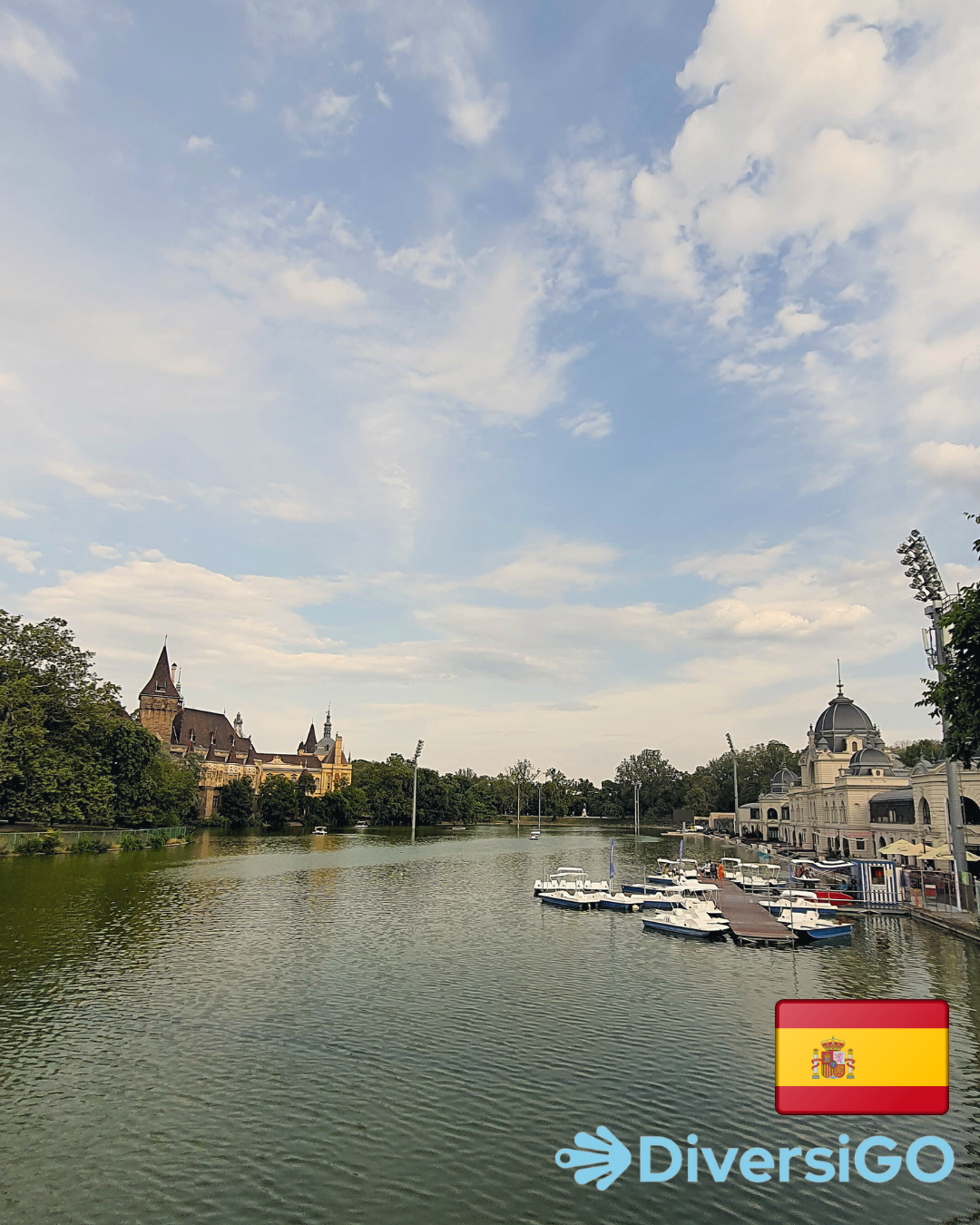 Vista del lago del Parque de la Ciudad con las barcas de remos en él, al fondo se ve el Castillo de Vajdahunyad.