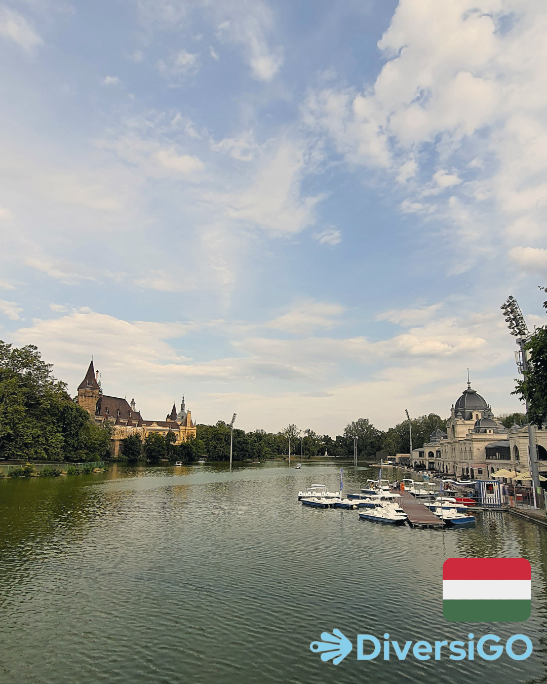 A Városliget tavának látványa a rajta lévő evezős csónakokkal, a háttérben a Vajdahunyad vára.