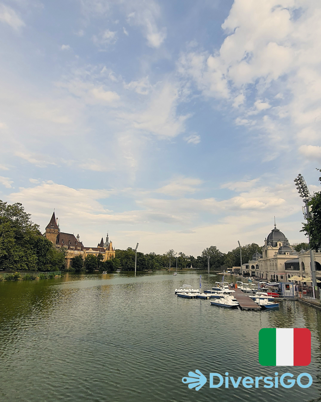 Vista del lago del parco cittadino con i pedalò, sullo sfondo il castello di Vajdahunyad.