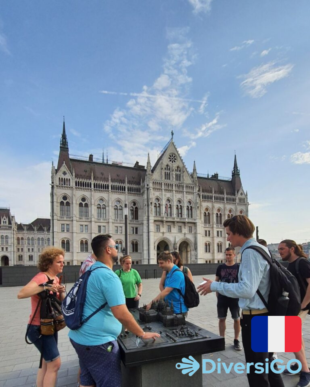 Le guide de DiversiGO recommande des éléments à observer sur la maquette tactile du bâtiment du Parlement hongrois et de ses environs.