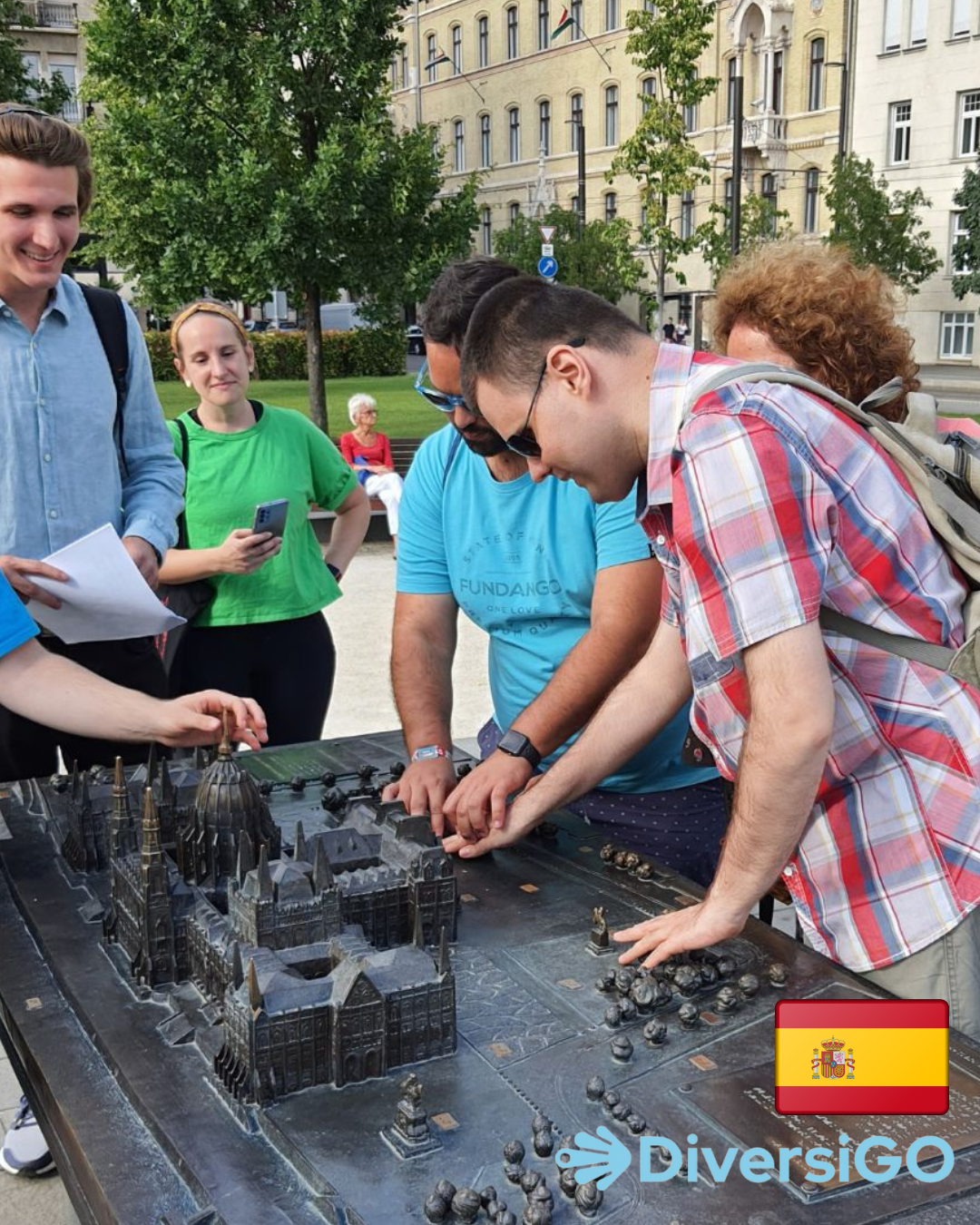 Los turistas observan las dimensiones en la maqueta táctil del edificio del Parlamento húngaro y sus alrededores.