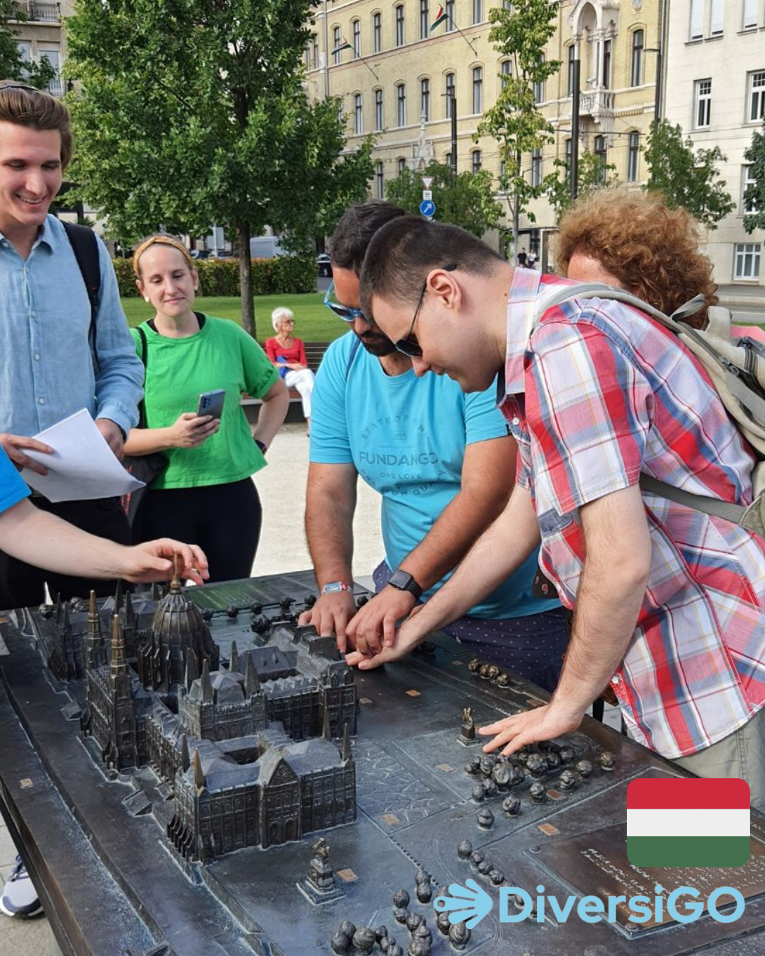 A turisták a magyar Parlament épületének és környékének tapintható makettjénél megfigyelik a méreteket.