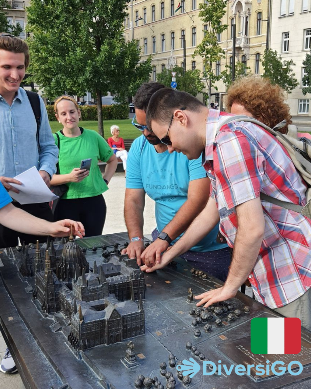 I turisti osservano le dimensioni del modello tattile del Palazzo del Parlamento ungherese e dei suoi dintorni.