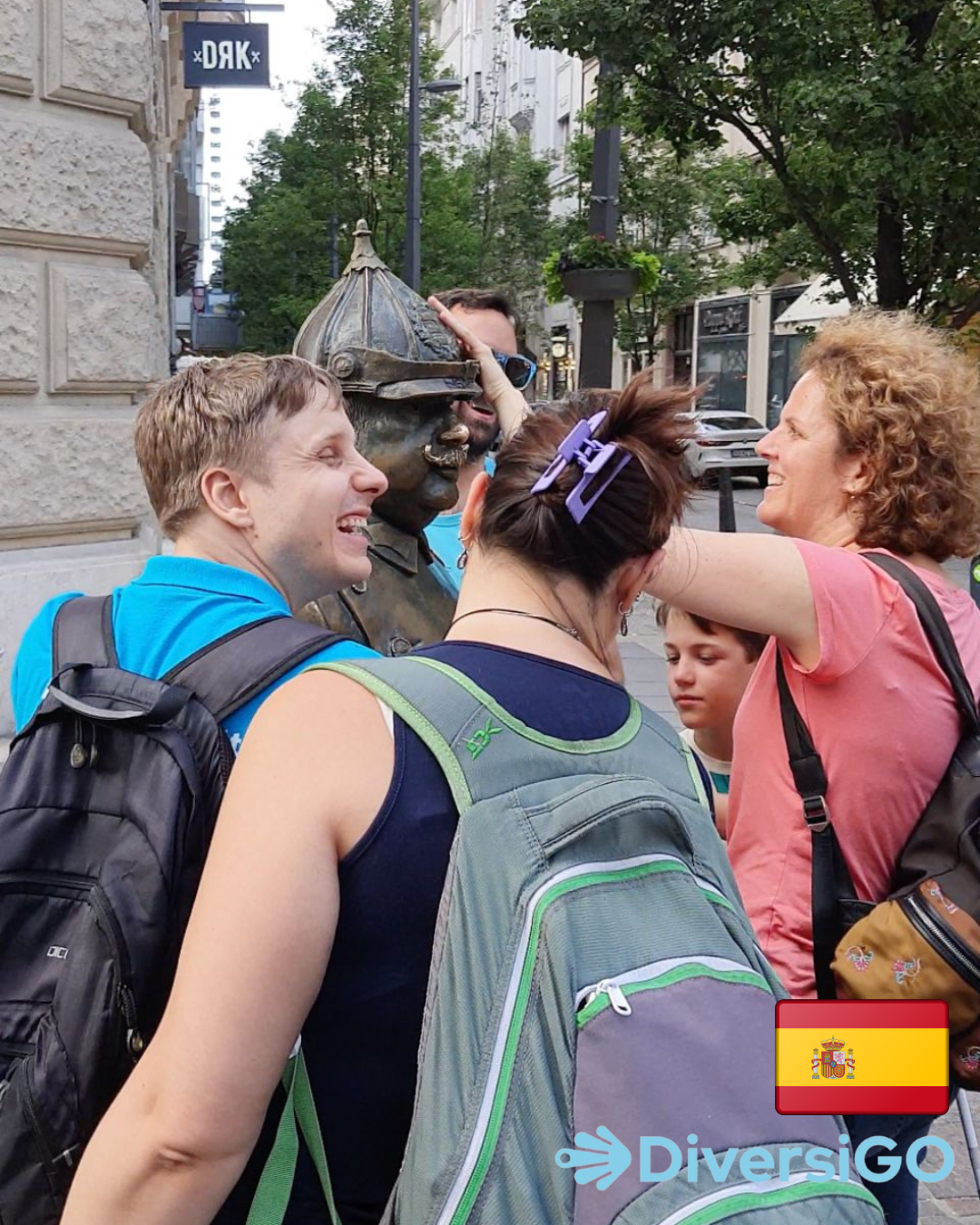 Los turistas se ríen de la historia relacionada con la estatua táctil de un policía húngaro del siglo XX.