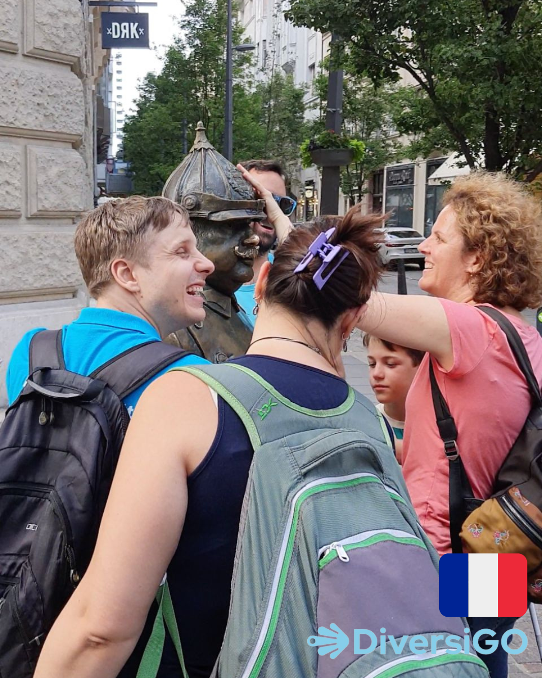 Les touristes rient de l'histoire liée à la statue tactile d'un policier hongrois du XXe siècle.