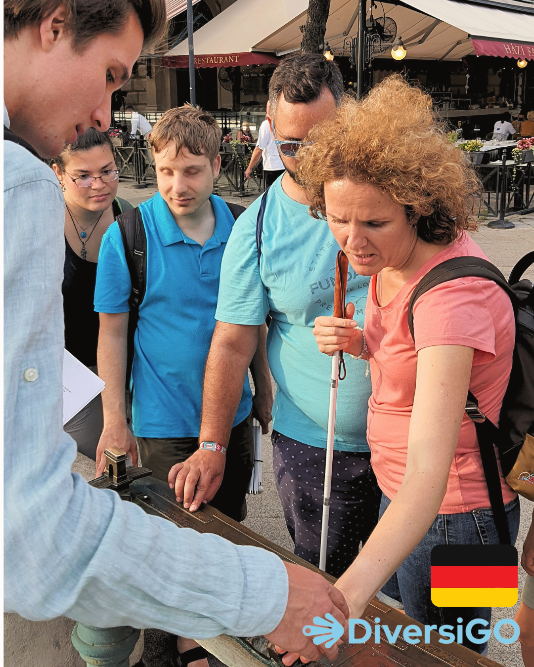 Der Tourguide von DiversiGO zeigt das UNESCO Welterbe Panorama und Sehenswürdigkeiten an einem Tastmodell an der Donaupromenade.