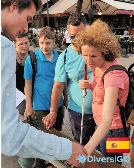 El guía de DiversiGO muestra el panorama y las vistas del Patrimonio Mundial de la UNESCO en una maqueta táctil en el Paseo del Danubio.