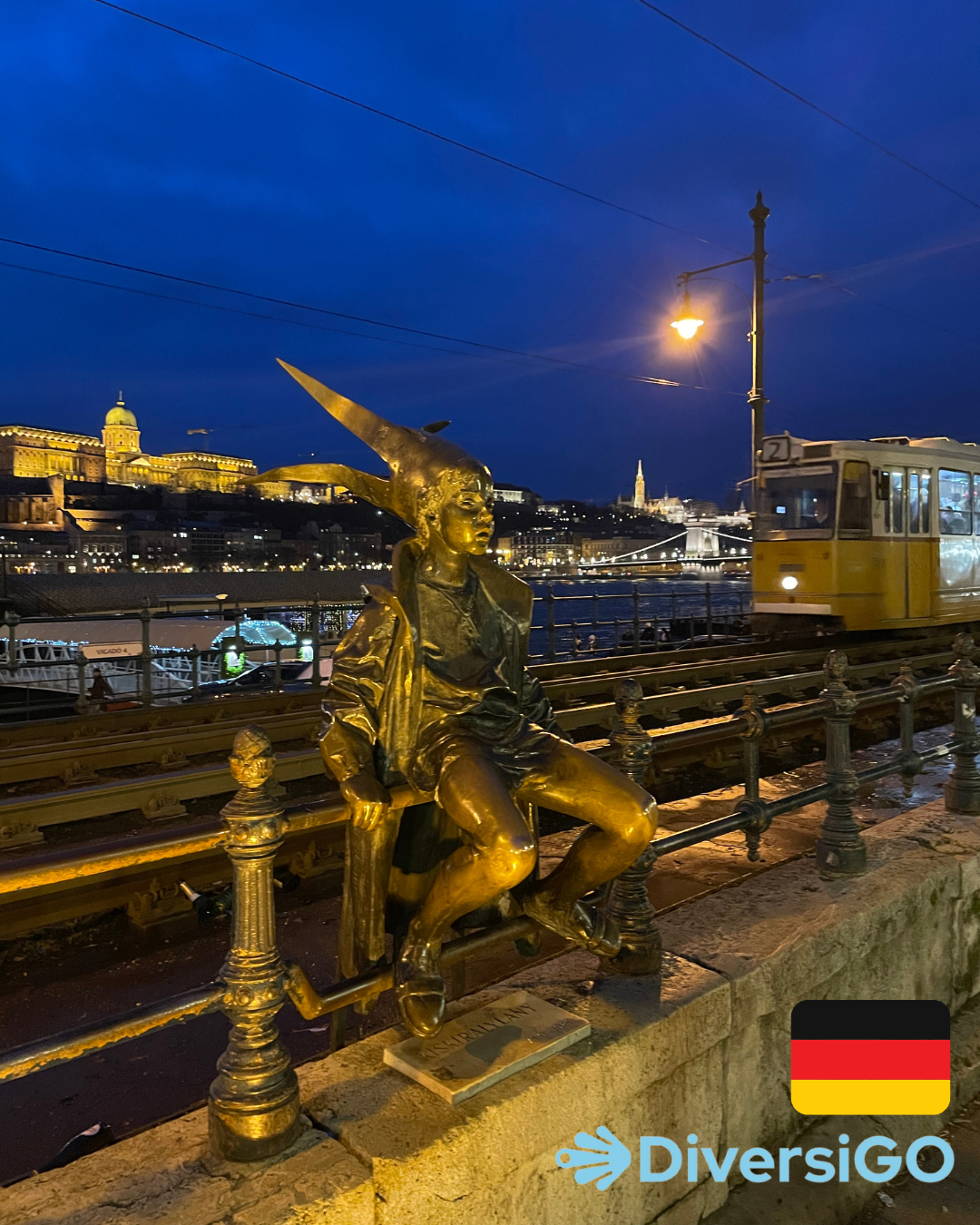 Die beliebte taktile Skulptur eines als Prinzessin verkleideten Mädchens mit selbstgemachten Accessoires, im Hintergrund die berühmte Straßenbahn 2 mit dem wunderschönen Panorama am abendlichen Donauufer.