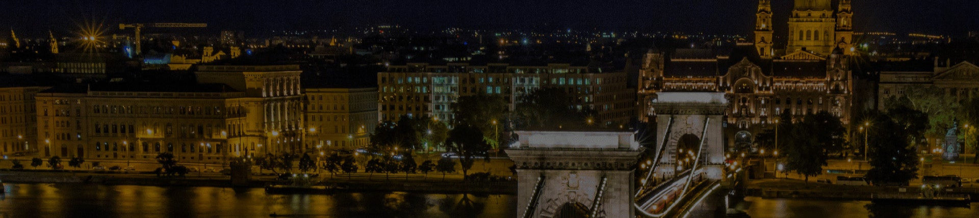 Vue du pont à chaînes Széchenyi sur le Danube la nuit.